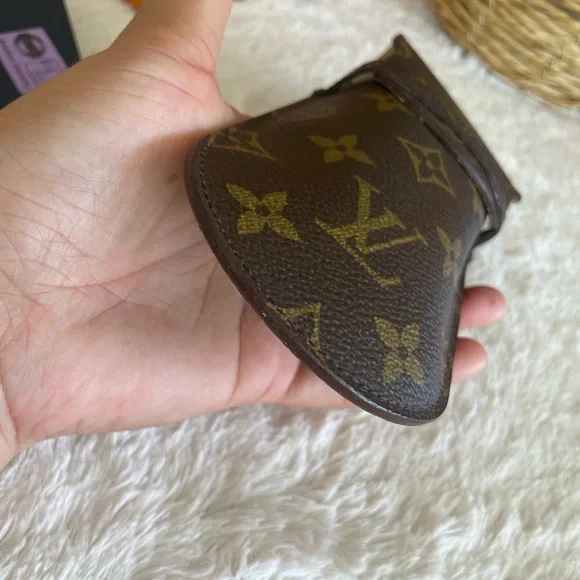 Louis Vuitton sunglasses case - Picture 8 of 12
